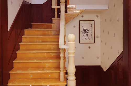 新沂中式别墅室内汉白玉石楼梯的定制安装装饰效果
